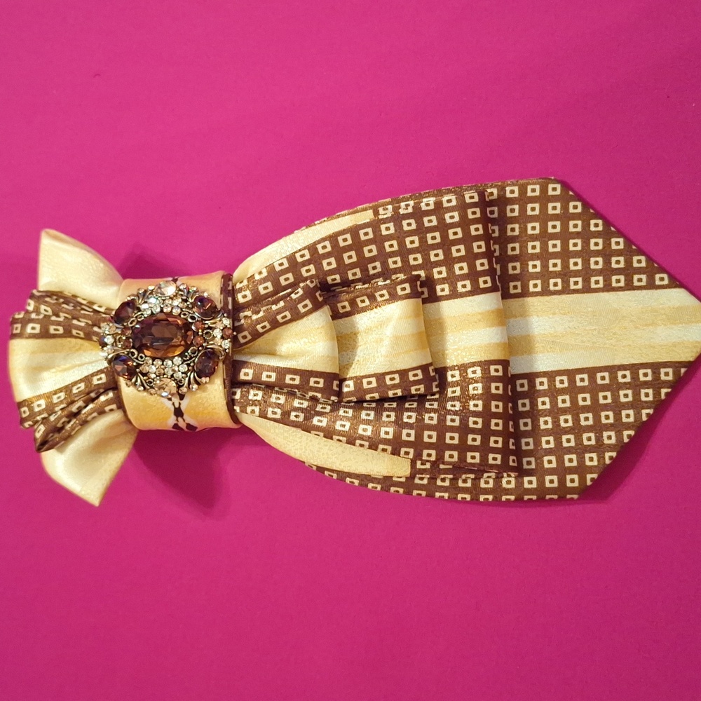 Yellow Gold and Brown Necktie Necklace with Decorative Brooch